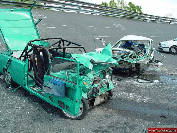 6400_62015_1000x700.jpg | Vezess | Vezess Az amatőr raliverseny kezdete előtt történt a tragédia