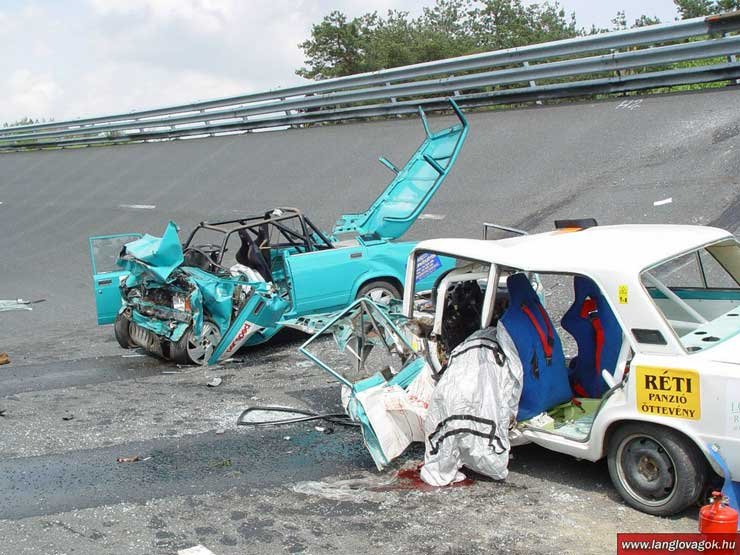 6400_62017_1000x700.jpg | Vezess | Vezess A VI. Persped Ezerjó Kupa rendezősége elhatárolódik a balesettől, mert az a versenyen kívül, nem a gyorsasági szakaszon, a gépjárművezetők figyelmetlenségéből történt