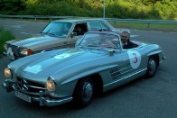 Egy igazi 300 SL Roadster, amely Max Hoffman, az egykori amerikai Mercedes importőr kezdeményezésére jött létre a sirályszárnyas kupéból