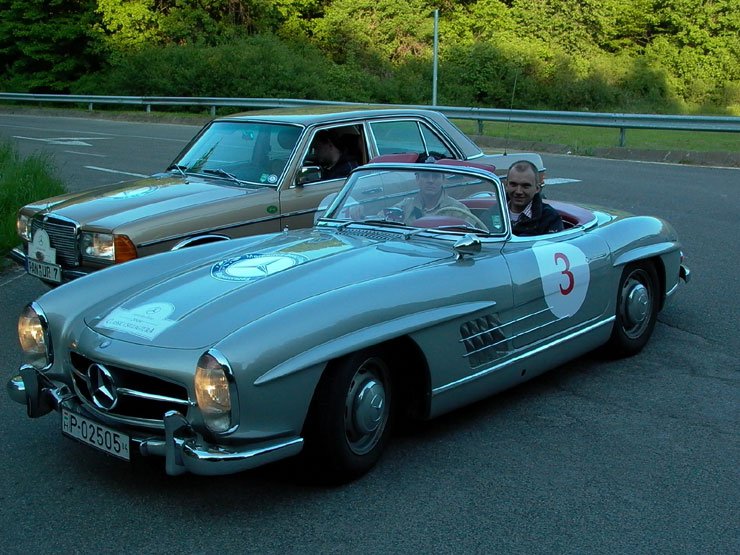 Egy igazi 300 SL Roadster, amely Max Hoffman, az egykori amerikai Mercedes importőr kezdeményezésére jött létre a sirályszárnyas kupéból