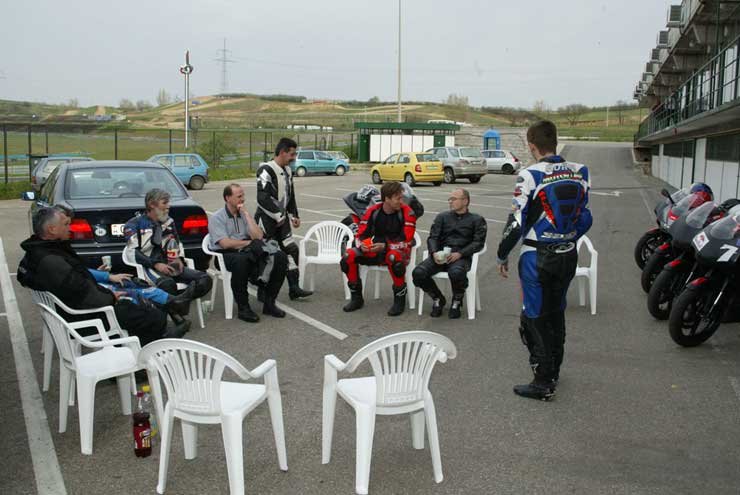 Nem csak speedmotorosoknak, hanem mindenkinek ajánlható a tanfolyam, aki utcán motorozik, akár robogóval, akár chopperrel