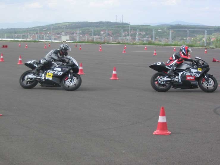 Igen alacsony a négynapos kurzus 69 900 forintos ára. Ebben a motor és a gumi is benne van. A felszerelést hozni kell, de bérelni is lehet