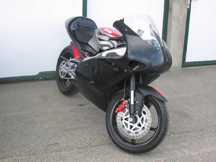 37 lóerős, 125-ös motorokon tanulnak a résztvevők. A súly/lóerő arány 3,1 kg/LE, mint a Porsche 911 GT2-ben