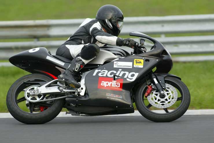 Tapasztalt pilótával az ezres speedmotorok is lenyomhatóak a 125-ös Apriliaval kanyarban