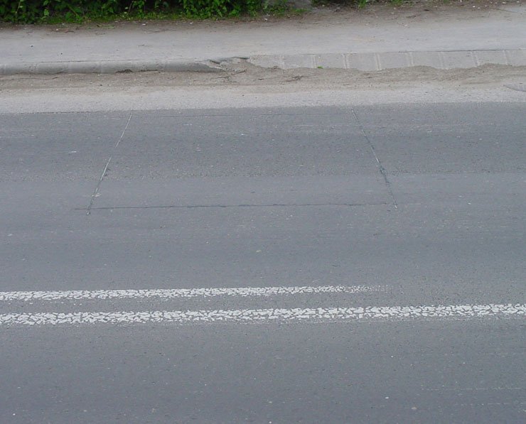 A kivágott aszfaltfelület alatt található a két érzékelő, amelyek a sebességméréshez szükségesek- Az adatok az úttestbe rejtett kábelen jutnak el a kijelzőig