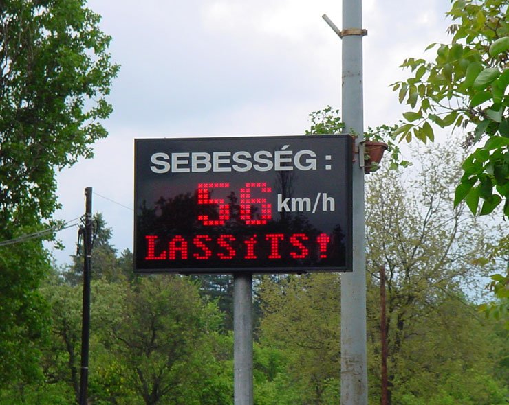 Az ember szemébe harsogja a tábla, hogy gyorsabban megy a megengedettnél
