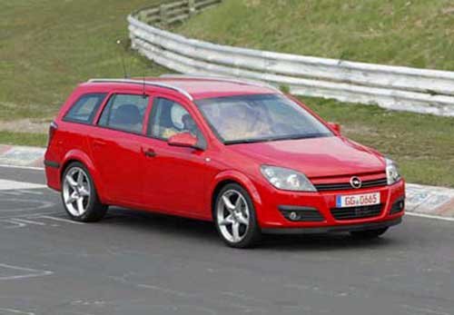 530 literes csomagtartó és flexibilis rendszer várja a csomagokat az Astra Caravanban