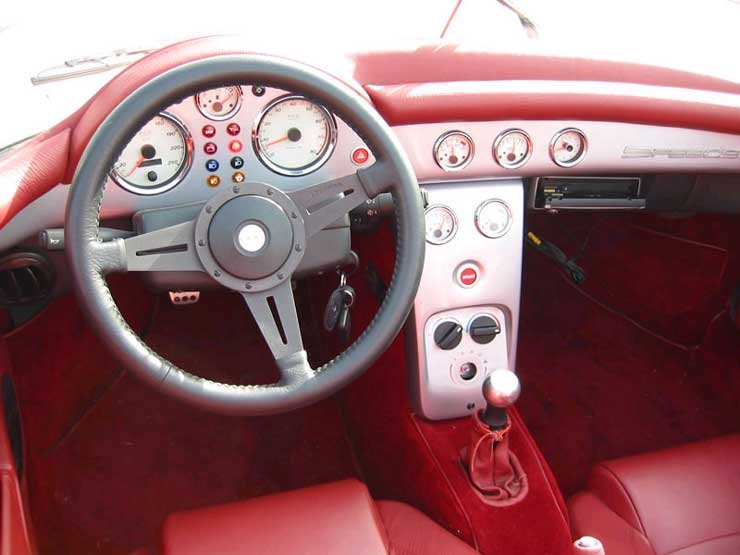 A csúcsváltozatot meg lehet ismerni arról is, hogy nyolc óra kapott helyet a műszerfalon