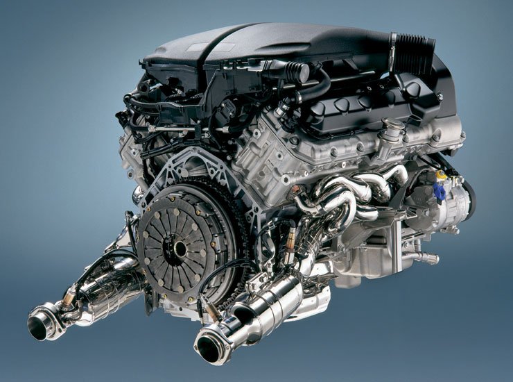 Hétsebességes szekvenciális váltó kapcsolódik az új BMW M5 motorjához. Az 507 lóerő 7750-nél jelentkezik