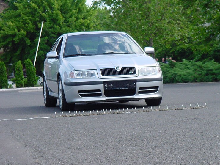 Keresztül az útzáron - defekttűrő gumival