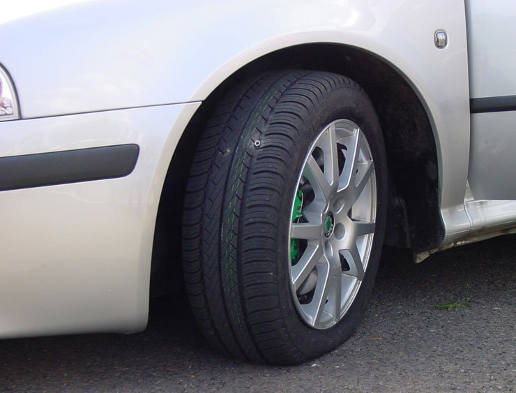 Néhány tüske beletört az útzárból a futófelületbe. Jól látszik, hogy a gumiabroncs megerősített oldalfala levegő nélkül sem rogyott össze az autó súlya alatt
