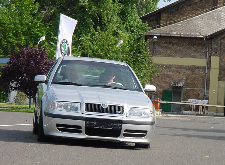 Gyors kanyarokban sem csavarodott le a teljesen leeresztett EMT technológiájú abroncs a felniről, ami a defekttűrő abroncsok lényege