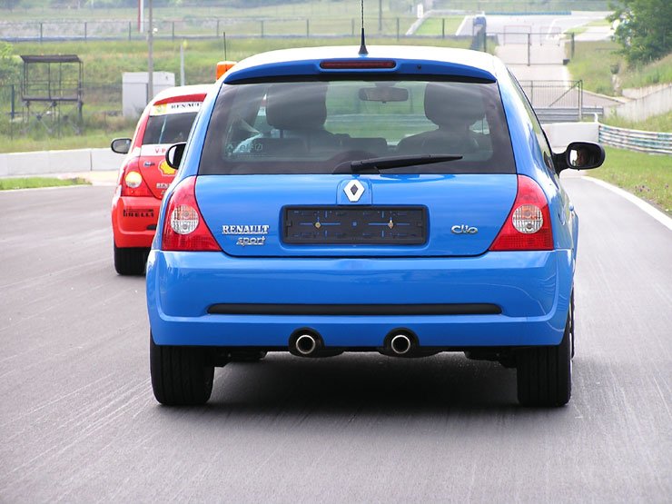 Egybevág az RS-család hátsó traktusa. A Clio RS esetén az új kipufogórendszernek köszönhető a néhány plusz lóerő