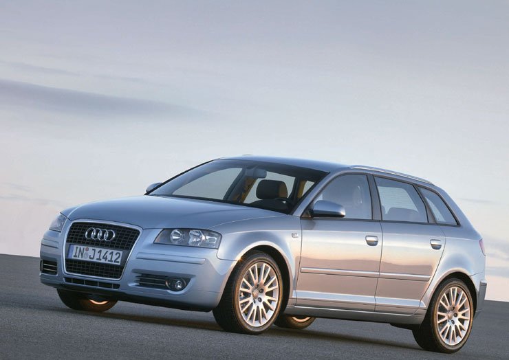 7,5x18 colos a legnagyobb gyári felni, az Ambition modellek gyári sportfutóműve 15 milliméteres ültetést ad. A hazai bevezetésről később kapunk információt