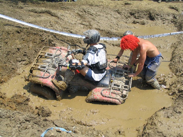 6298_61112_1000x700.jpg | Vezess | Vezess Akadtak vállalkozó kedvű segítők akik nem ijedtek meg a sártól sem