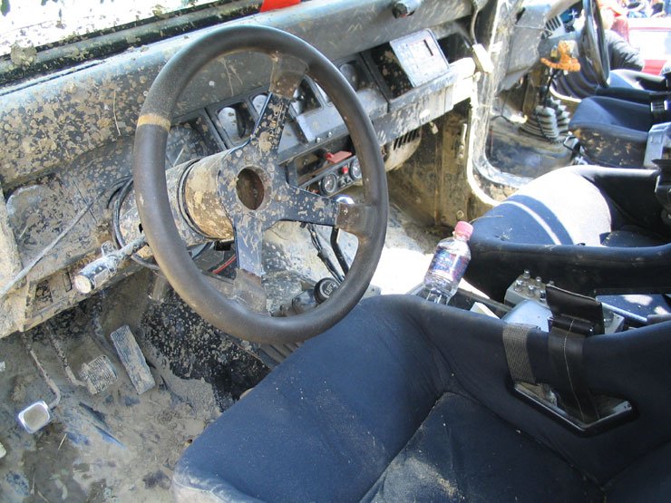 6298_61113_1000x700.jpg | Vezess | Vezess A belsőt, a vezetőt sőt a nézőket sem kímélte a sár