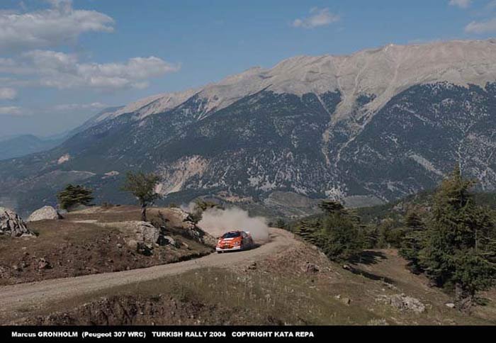 Hatalmas melegben folytatódott a Török futam, Grönholm navigátora megsérült a verseny során 