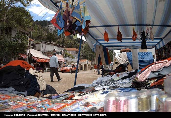 Henning Solberg ezúttal is remekül autózik és ismét pontszerző helyen van privát 206-osával 