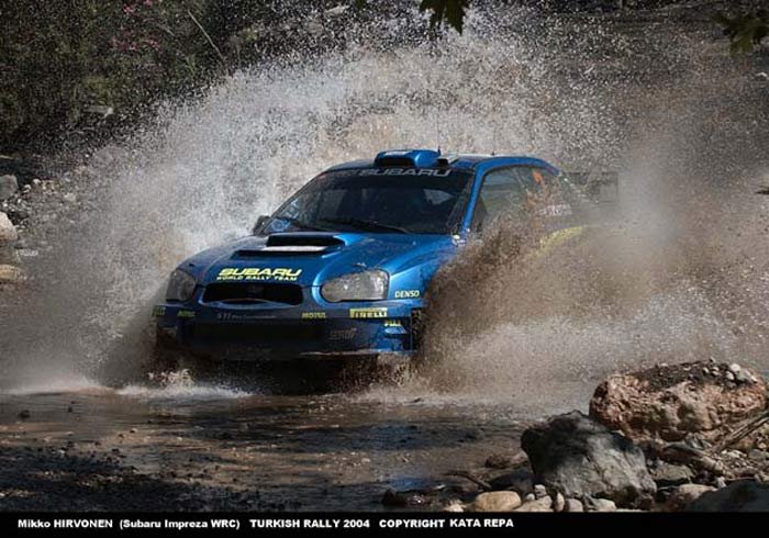 A verseny előtt eső áztatta a pályákat így azok igencsak változatossá váltak