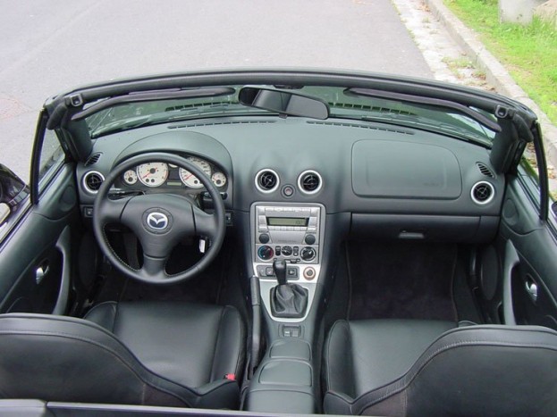 Jó fogású a bőrborítású kormány, a műszerfal tetszetős, a tető müködése pofonegyszerű