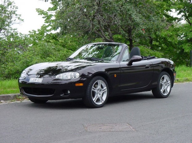 Jobban gyorsul és végsebessége is jobb a hatfokozatú váltóval szerelt változatnak, mint testvéreié