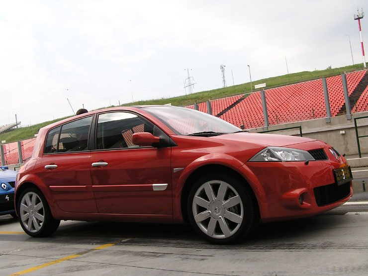 7068_67674_1000x700.jpg | Vezess | Vezess 7 modellel a 2009-ig tartó modellciklus alatt 5,5 millió Mégane II alapú autó gyártása a cél, ami könnyen teljesülhet