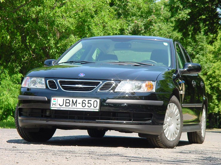 Elegáns a jellegzetesen saab-os forma. Az Opel Vectra rokonság nem látszik