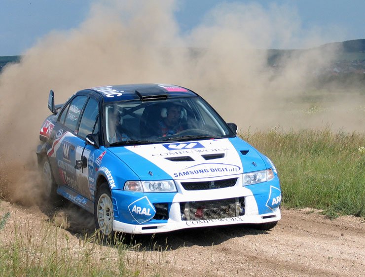 7090_67864_1000x700.jpg | Vezess | Vezess Az úthibákon átlép az autó, elképesztő, hogy a stabilitása ellenére mennyire megszűri az utat a futómű