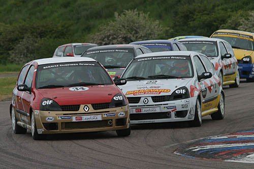 Egyformák a kinti Cliók is, de slick gumikon futnak és a váltójuk is szekvenciális