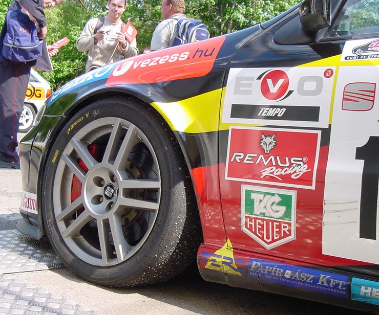 Zengő Zoli utcai Leon Cupra R-jéről átvett felniken futott a versenyautó