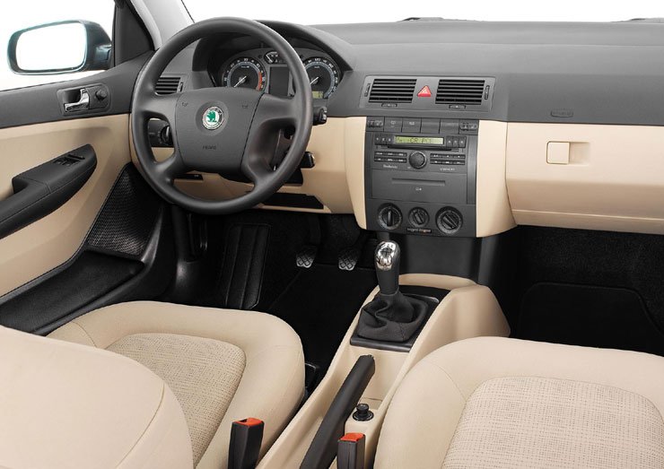 6094_59434_1000x700.jpg | Vezess | Vezess Jobban áll az új Fabiának a fiatalosabb belső és a vidámabb színek. Az új kormány az Octavia II volánjához hasonlít