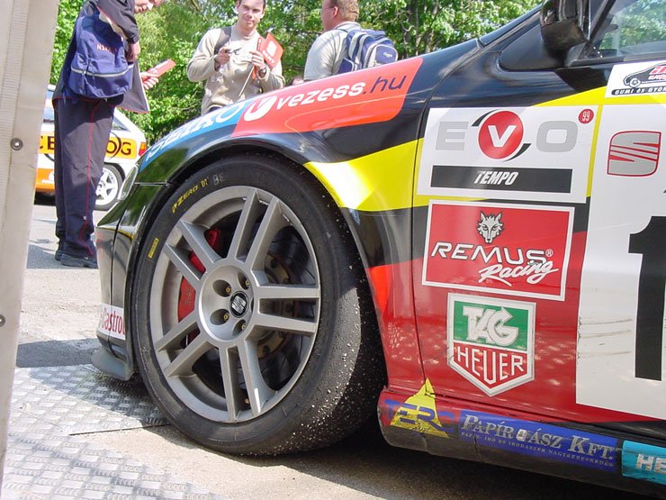 Csak hőpisztollyal lehetet eltávolítani a futófelületbe olvadt kőtörmeléket a forróságban