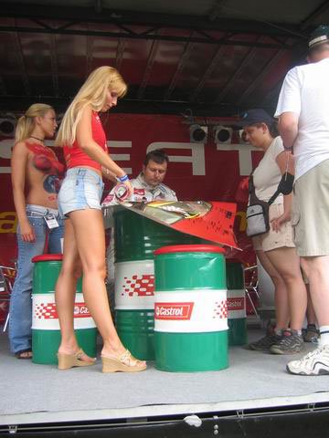 Parádra a Castrol is hozott magával hostess lányokat