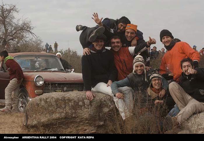 Fanatikus rajongók köszöntik mindenütt Argentínában a rali világbajnokság résztvevőit 