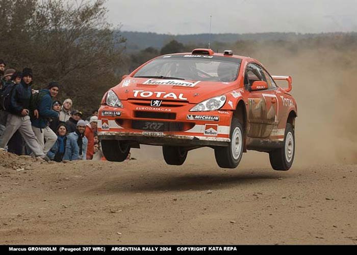 Marcus Grönholm pechszériája tovább folytatódik, ezúttal sem ért célba. Kiszakadt a Peugeot jobb első futóműve 