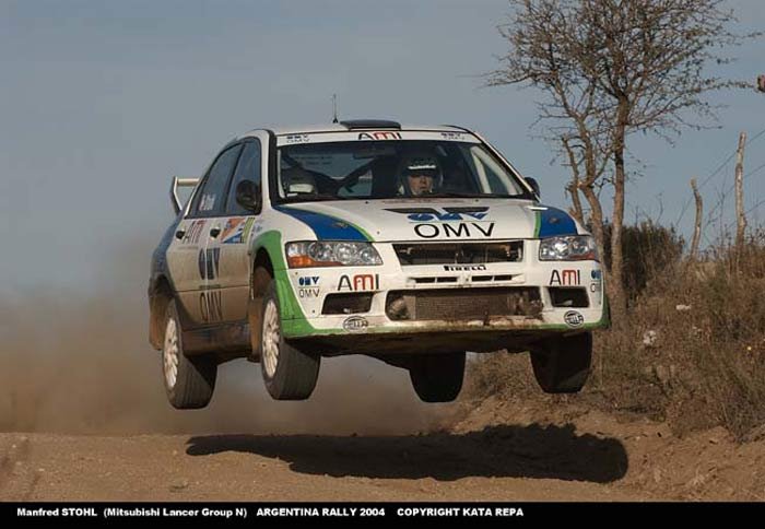 Manfred Stohl a harmadik helyen áll az N csoportos autók mezőnyében. Az első a helyi menő, Gabriel Pozzo