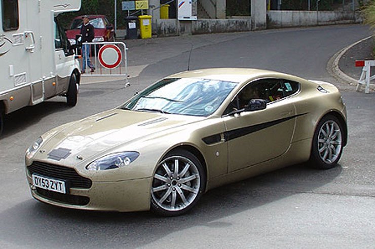 350 lóerős V8-as hajtja a 4,4 méter hosszú a DB8-as Aston Martint