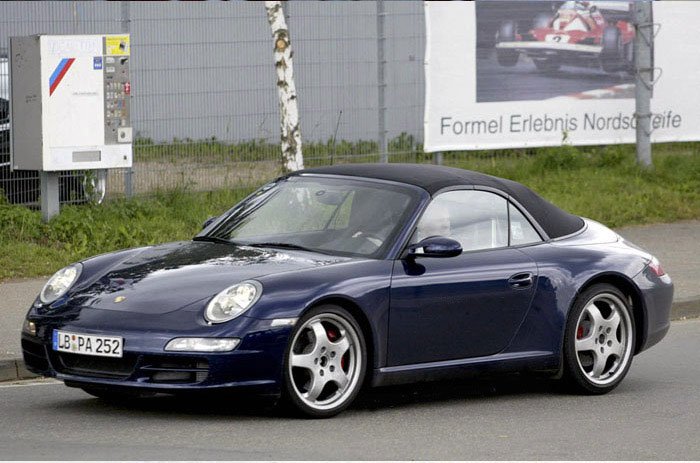 Marad a vászontető. Azt mondják, hogy egy vászontetős autóban akkor is kabriózik az ember, mikor zárva van a tető