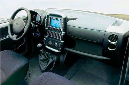 Nincs felező, nem a terepjárás a lényeg. Az utastérben 4-5 embernek jut hely