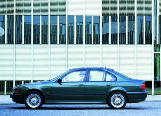 Vízzel páncélozott autók