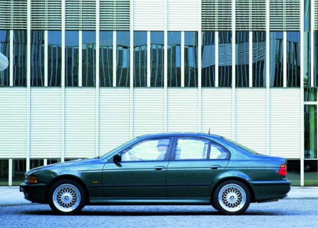 Vízzel páncélozott autók