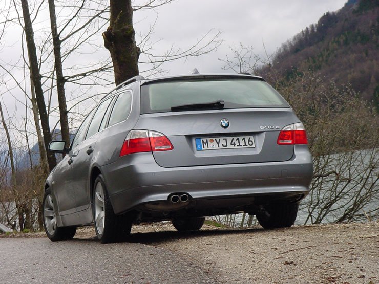 Elöl alumíniumból, hátul és középen acélból áll az ötös BMW karosszériája. Ez olcsóbb a teljes alu- és könnyebb az acélkarosszériánál