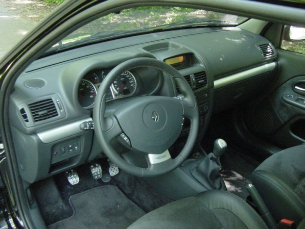 A belső kevésbé látványos a sportos külsőhöz képest