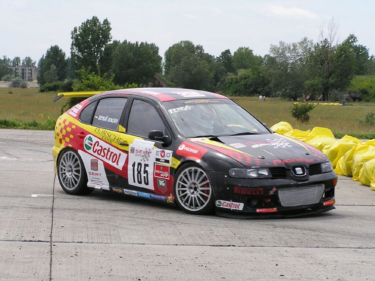 A technikás pályát szalma- és gumibálák szegélyezték, Zengő Zoltán is eltrafált néhányat