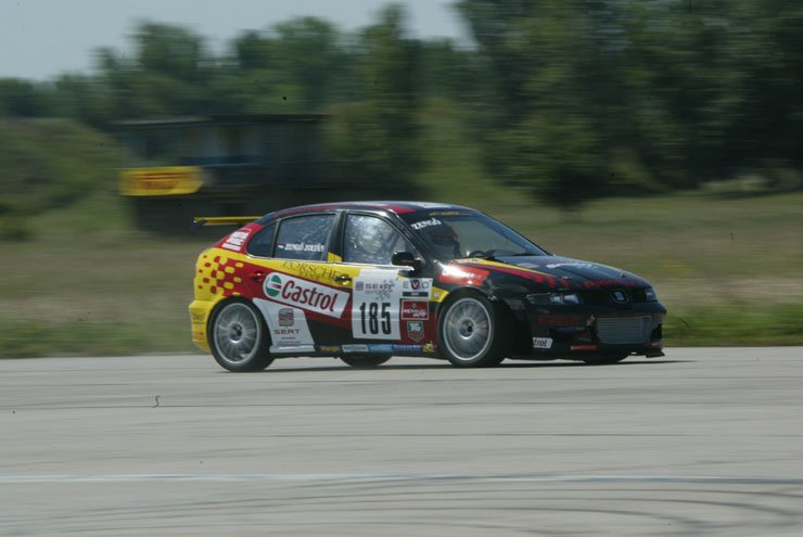 321 lóerőre nőtt a Leon Cupra R teljesítménye, a nyomaték hihetetlen: 468,3 Nm. A szériaközeli Seat turbómotor ezzel messze nincs fejleszthetősége határán