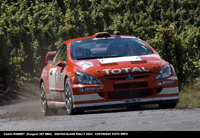 A Peugeot-nál a beugró Roberts áll a legjobb helyen, Grönholm az első kanyarban kiesett, Loix váltóhiba miatt volt lassú 