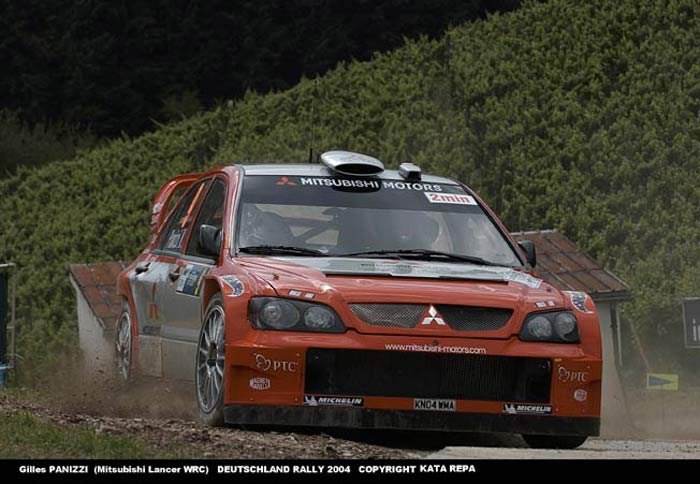 Panizzi jobban még a gyengélkedő Peugeot-val is elemében van aszfalton, a hatodik helyen áll