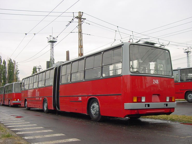 Ez egy frissen felújított 280-as Ikarus. Hosszúsága ellenére a kormányzott hátsó kerékkel nagyon fordulékony