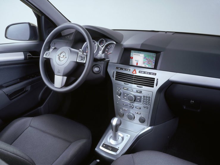 Hatalmas, egészen a B oszlopig hátranyúló szélvédő is rendelhető a GTC-hez 