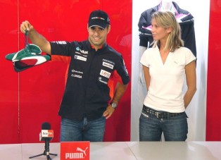 Baumgartner új cipőben nyomja